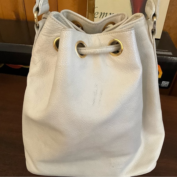 Chanel Bucket Vintage White Chain-Leather straps with Bag Charm - Picture 5 of 11